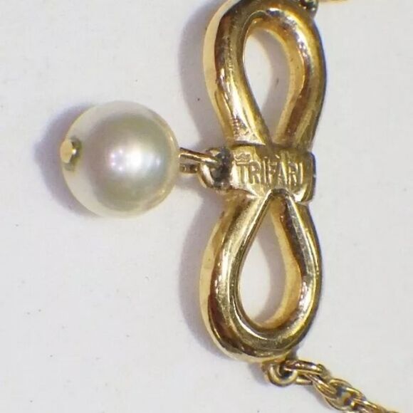 Vtg Signed CROWN TRIFARI Infinity/Bow Dangle Faux Pearl Gold Plate Necklace 16" - Picture 2 of 3